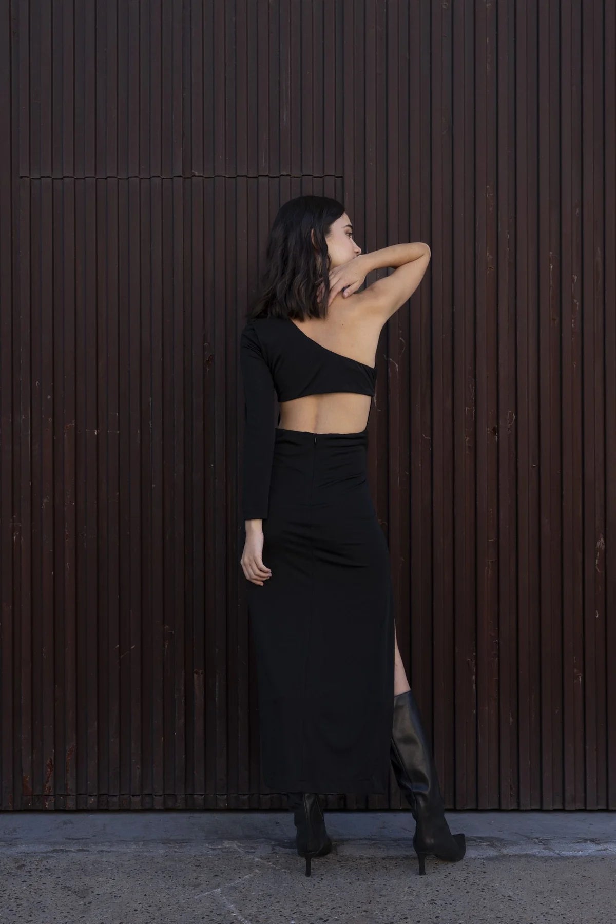 VESTIDO MIDI ASIMETRICO ESPALDA SEMI DESCUBIERTA