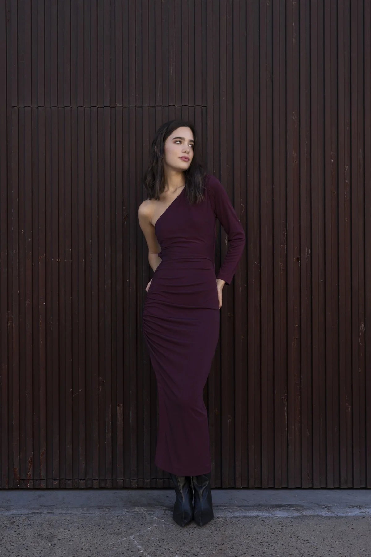 VESTIDO MIDI ASIMETRICO ESPALDA SEMI DESCUBIERTA