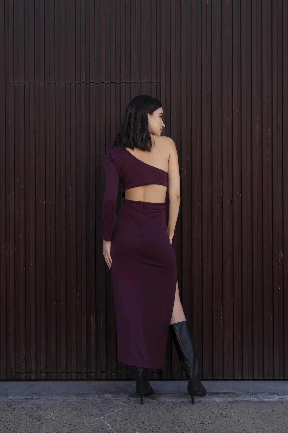 VESTIDO MIDI ASIMETRICO ESPALDA SEMI DESCUBIERTA