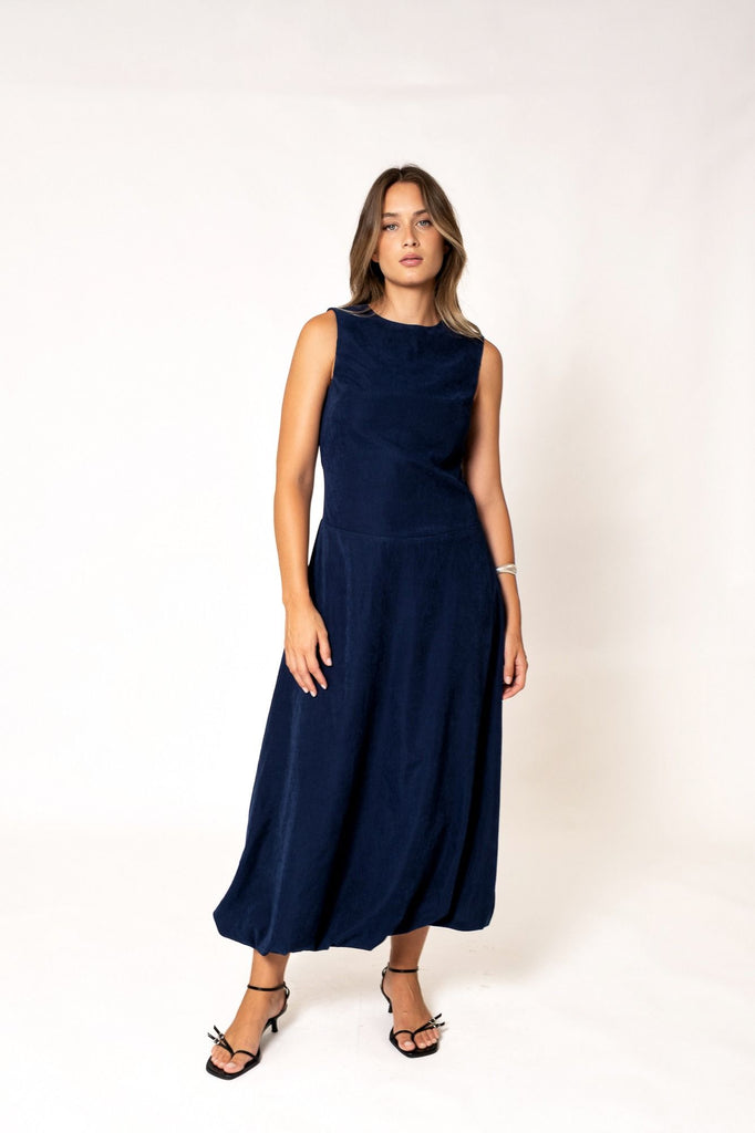 VESTIDO MIDI BAJO ABULLONADO