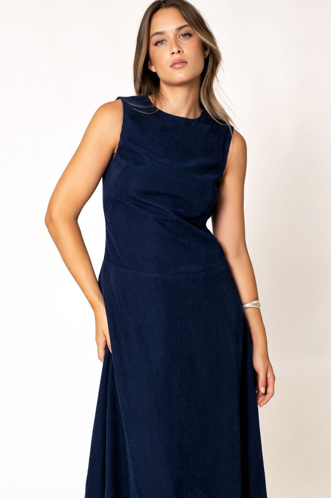 VESTIDO MIDI BAJO ABULLONADO