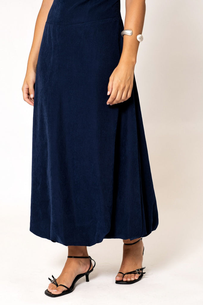 VESTIDO MIDI BAJO ABULLONADO
